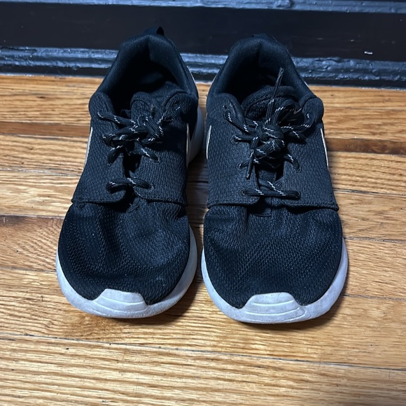 Nike Rosche Sneaker - Picture 2 of 5